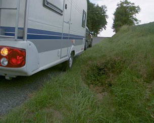 Se upp för diken på de smala bergsvägarna