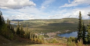 I Vemdalen finner man närheten till både fjäll och sjö.