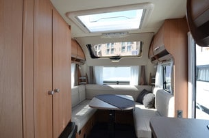 Knaus Sport 540 UE har ett stort panoramafönster ovanför sittgrupperna på framsidan.