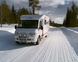 Alla tunga fordon som trafikerar Sverige ska vara utrustade med vinterdäck eller likvärdig utrustning på fordonets drivaxlar under perioden den 1 december - 31 mars.