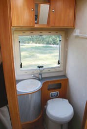 Toaletten är funktionell och rummet väldigt ljust tack vare ett stort fönster