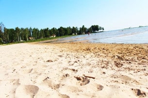 Sandstranden på Vita Sandars camping lockar både turister och lokalbefolkningen under sommaren.