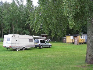 Z-parkens Camping drivs av en sportklubb och man campar runt fotbollsplanerna.