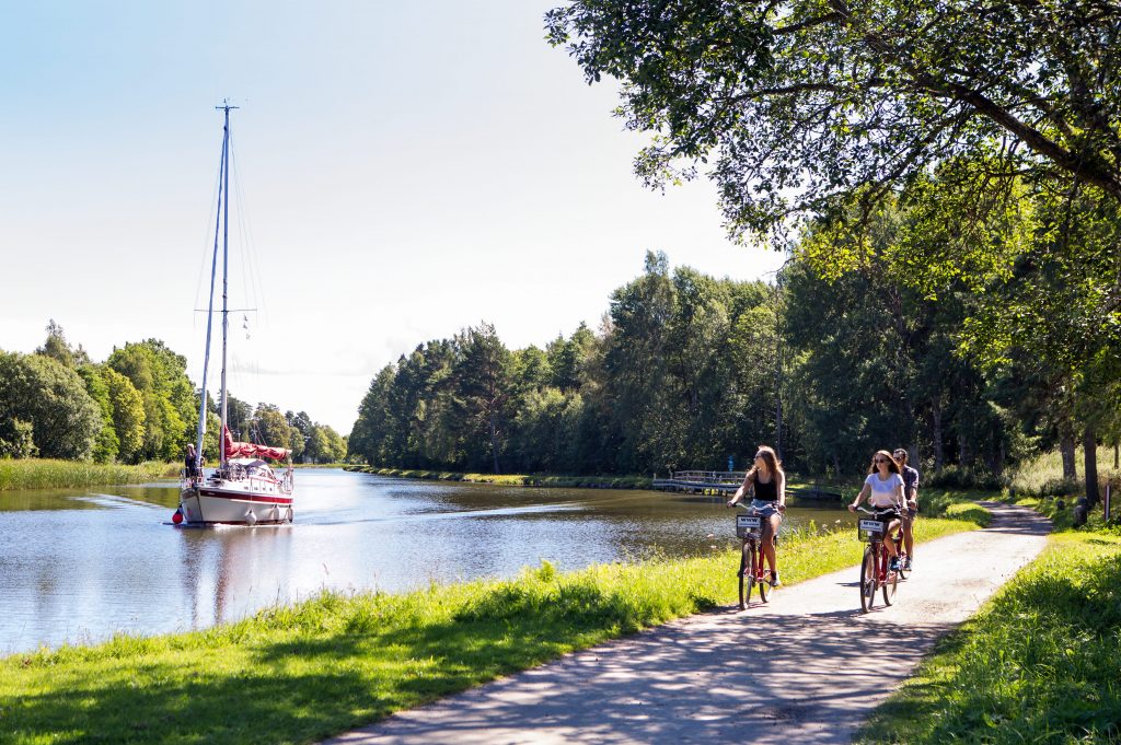 Göta kanal är 191 km lång och sträcker sig från Sjötorp vid Vänern, strax nordost om Mariestad, till Mem vid Östersjön, strax öster om Söderköping. 