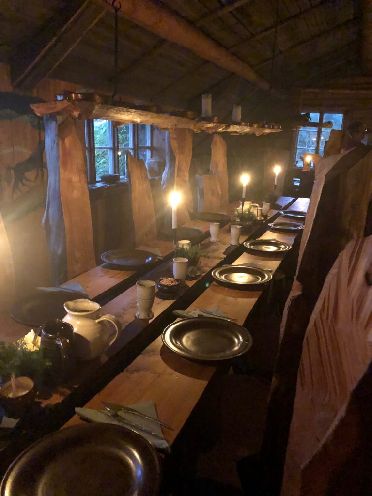 Ridanläggningen Korpens Öga har fantastisk utsikt över Jorm-sjön och de svensk-norska fjällen i siluett. 