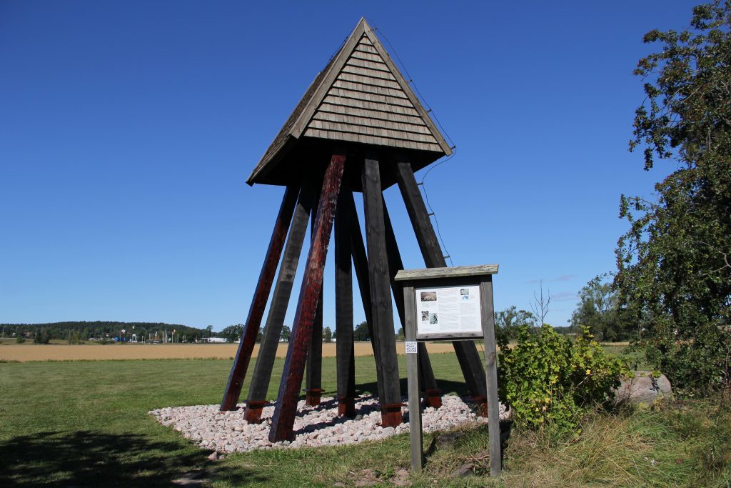 På Karleby kyrkplats stod för mer än 1000 år sedan en av Sveriges tidigaste kyrkor. Idag kan besökare se spåren efter två kyrkor på samma plats. 