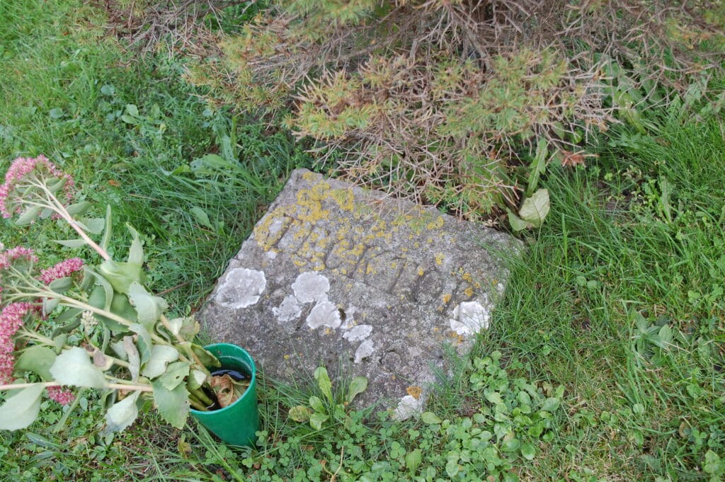 Tektor ligger begravd på stenkumla kyrkogård. 