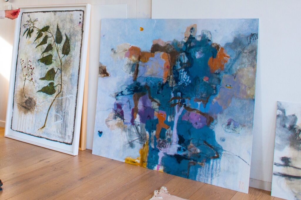 Maria Drott målar av växter och gör dem stora som människor.