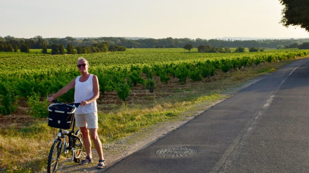 Carina på cykeltur i Chateauneuf-du-Pape.