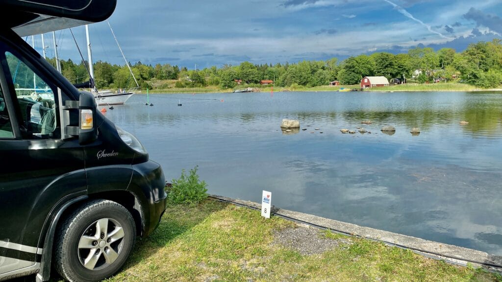 Grisslehamns marina & camping, med fina camping- och ställplatser utmed vattnet. 