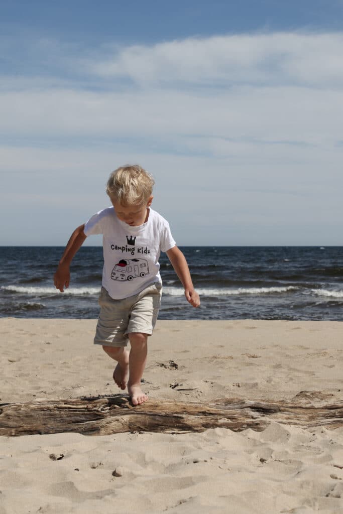 Hjalmar njuter av skånskt strandliv.