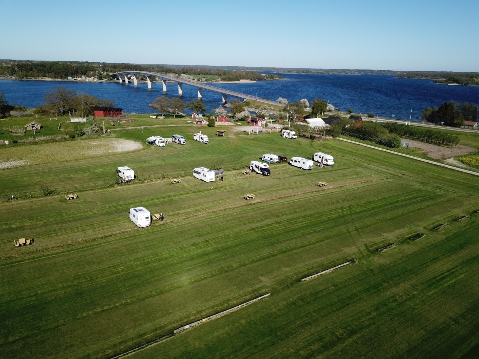 Brofästet Senoren är vackert beläget intill Möcklösund.