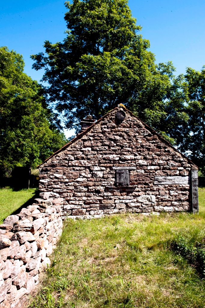 I gårdarna finns hus och miljöer från 1700- och 1800-tal.