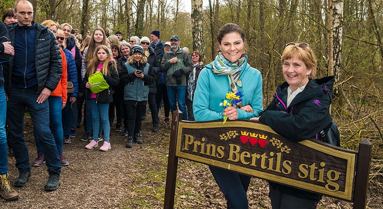 Den 13 april bjöds allmänheten in att vandra längs Prins Bertils Stig tillsammans med H.K.H. Kronprinsessan. Till höger landshövding Lena Sommestad.