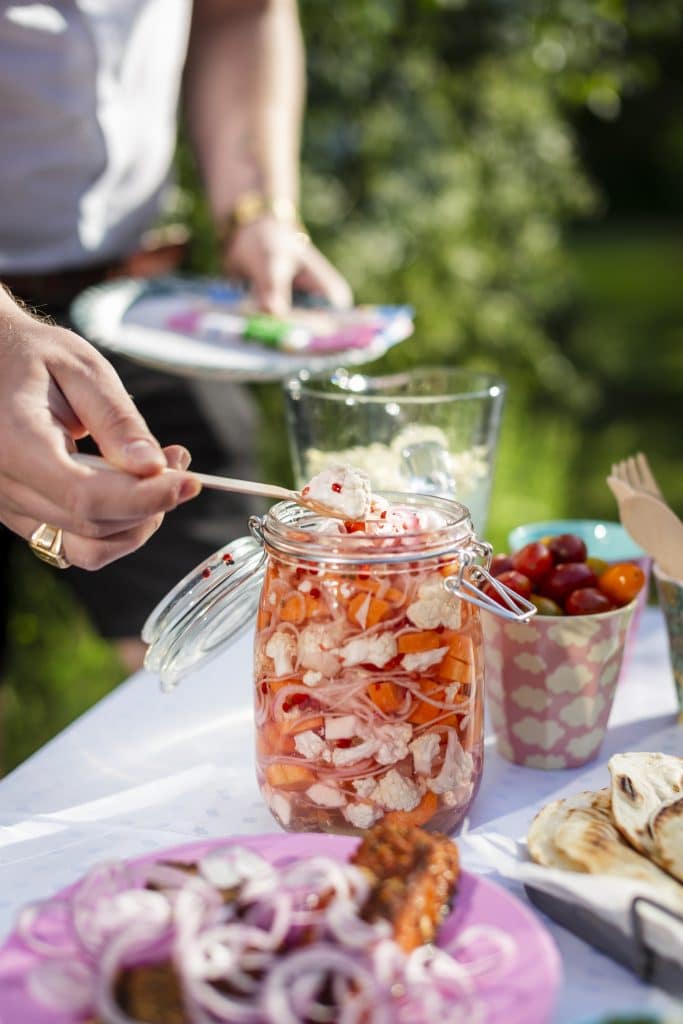 Sommarens bästa tilltugg, en burk med picklade grönsaker i kylskåpet.