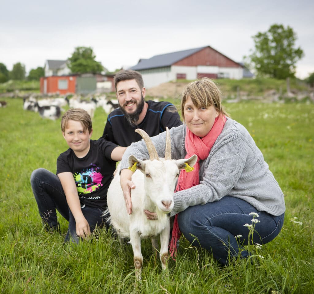 Melvin, Henrik och Victoria i hagen där getterna käkar de sista tuggorna innan det är dags att gå inomhus över natten.