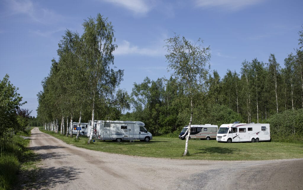 Ställplatsen ligger precis intill Denningarums Gård. Här finns plats för tiotalet bilar och här råder ett lugn och en frid som får en att gärna vilja stanna en natt till.