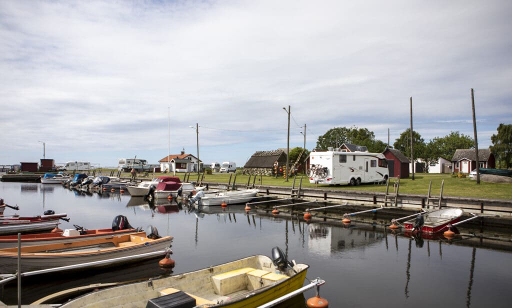 De fria ytorna i Tosteberga Hamn har gjorts till ställplatser för husbilar (och ibland husvagnar). Här finns möjlighet att stå med havsutsikt, bara några meter från havet, eller i mysig fiskemiljö inne vid hamnbassängen.