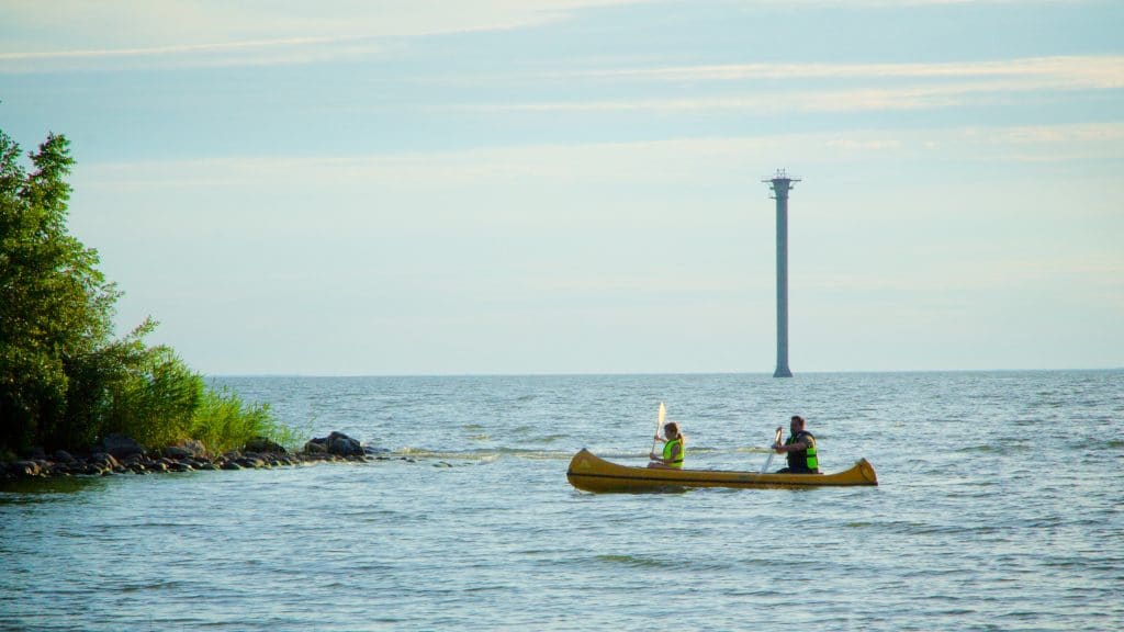 Njut av såväl naturens skönhet som av bad och fiske.