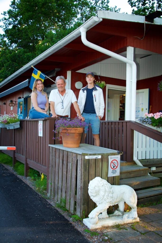 Björn Folkesson tillsammans med medarbetaren Amanda Sandström och sitt barnbarn Caspian Folkesson.