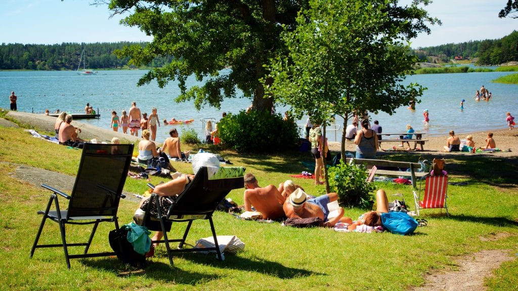 Campingen ligger på udden av Öbolandet, centralt i Trosa.