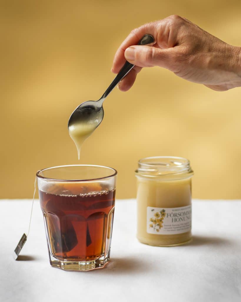Tänk på att låta teet svalna lite innan du tillsätter honungen om du vill bevara alla nyttigheter.