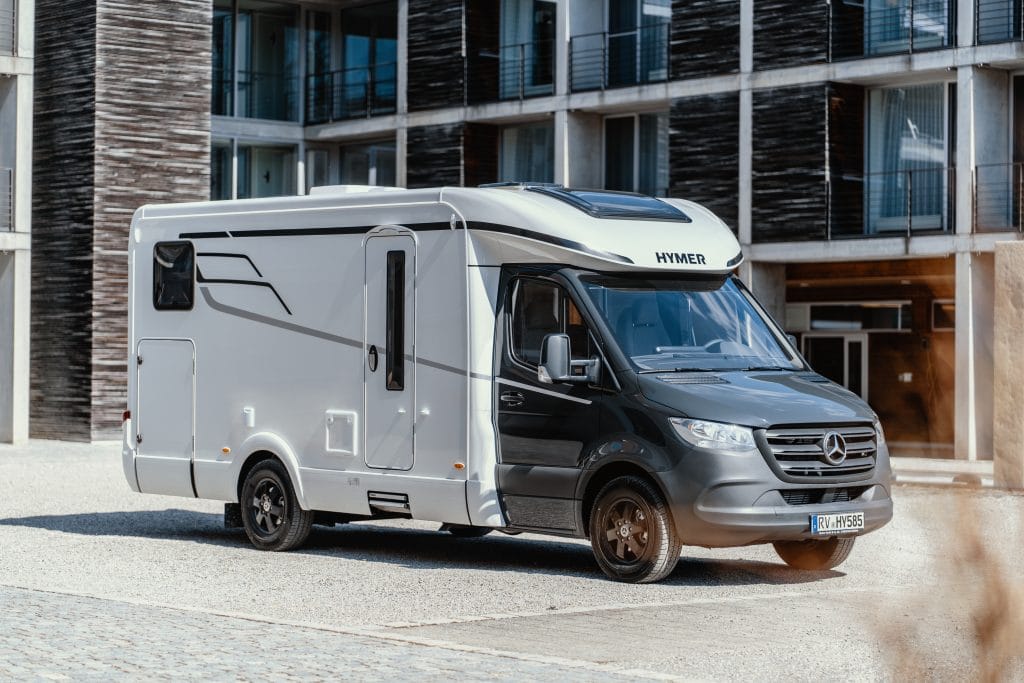 Hymer T-klass S 585 är 709 cm lång, byggd på Mercedes, med sänkt chassi-ram vilket ger plant golv.