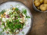 Matjessill med nypotatis, ägg, brynt smör och sommarörter