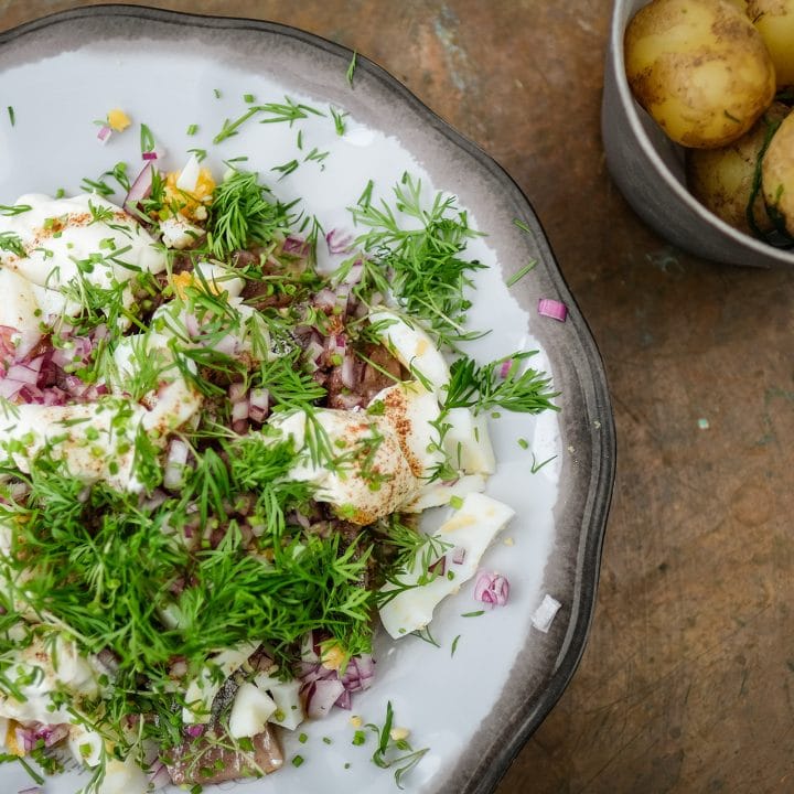 Matjessill med nypotatis, ägg, brynt smör och sommarörter