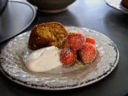 Sockerkaka med brynt smör och jordgubbar