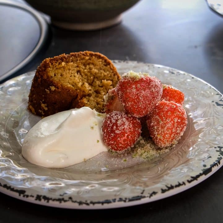 Sockerkaka med brynt smör och jordgubbar